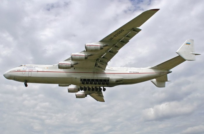 Cánh đuôi kép là cần thiết khi chuyên chở những hàng hóa rất lớn và nặng ở bên ngoài, tải ngoài này sẽ ảnh hưởng tới tính năng khí động học của một cánh đuôi quy ước. Không giống như An-124, An-225 không được dự định sử dụng cho vận tải hàng không chiến lược và không được thiết kế để cất hạ cánh trên đường băng ngắn.